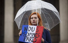 Мир скорбит по жертвам терактов в Париже
