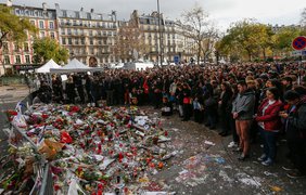 В Париже прошла минута молчания по погибшим. Фото epa.eu