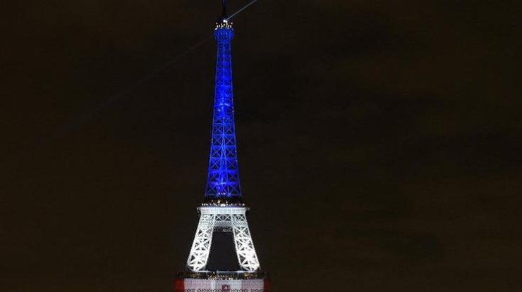 Эйфелева башня окрасилась в цвета французского флага