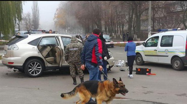 В Киеве водитель подорвался в машине. Фото "Авто Киев"