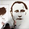 В Литве портрет Владимира Путина скормили курам 