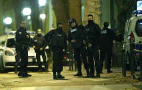 Полиция штурмует квартиру на севере Парижа