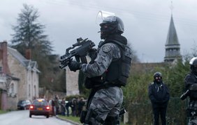 Спецоперация в Париже: полиция задержала семерых подозреваемых