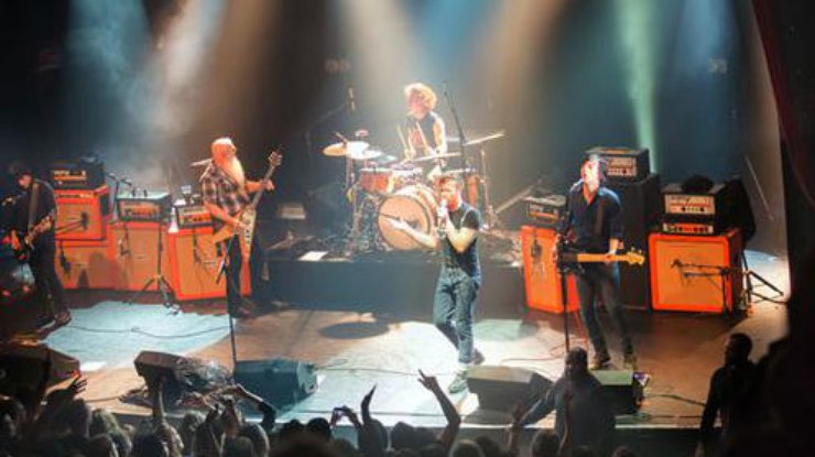 Eagles of Death Metal на сцене в "Батаклане"