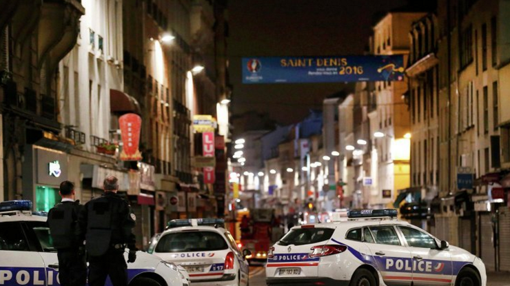 Из Сен-Дени в Париже эвакуируют раненых полицейских