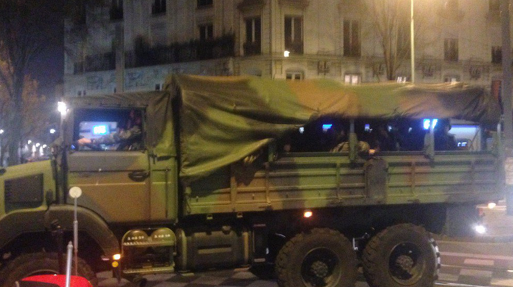 На север Парижа стягивают армию. Фото: twitter.com @jrug