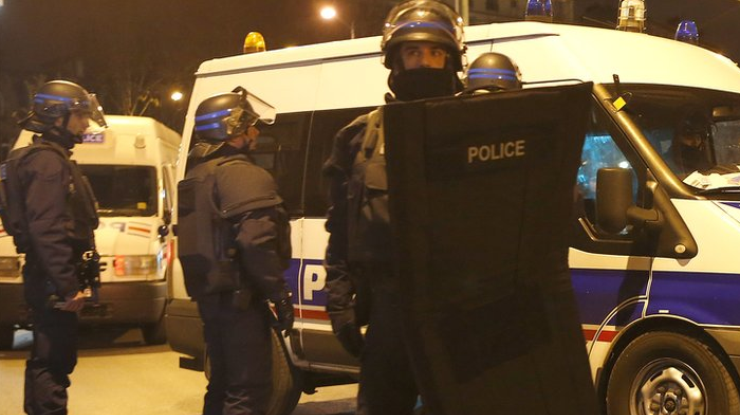 На севере Парижа полиция штурмует квартиру с террористом. Фото из открытых источников