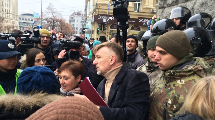 В Харькове активисты прорвались в горсовет через оцепление