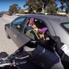 Мотоциклист пошутил над расслабившимся пассажиром авто (видео)