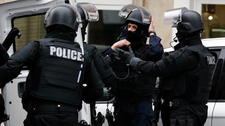 Спецназ провел минимум одно задержание в городе Шарлевиль-Мезьер.