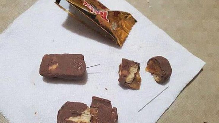 Детей в США угостили шоколадными батончиками с иголками внутри. Фото полиции Пенсильвании