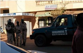 В столице Мали боевики захватили отель. Twitter