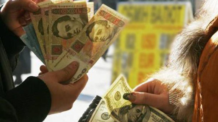 В Украине массово пытаются скупать доллары