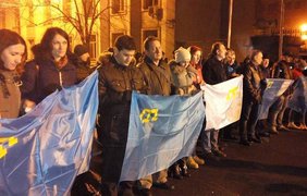 Крымские татары и активисты протестуют на Банковой
