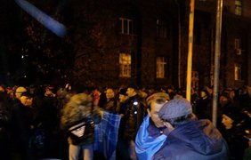 Крымские татары и активисты протестуют на Банковой