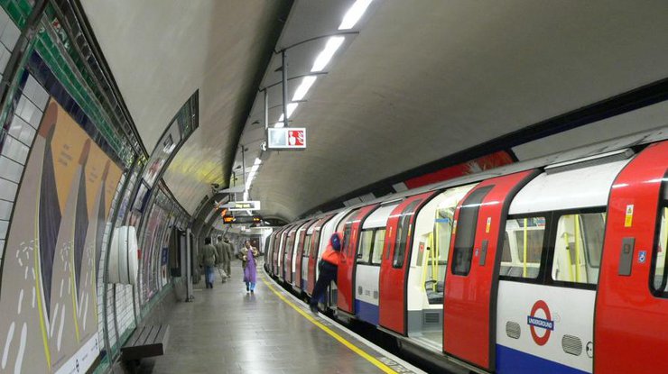 Пожилой мужчина толкнул женщину под поезд в лондонском метро. Фото из архива