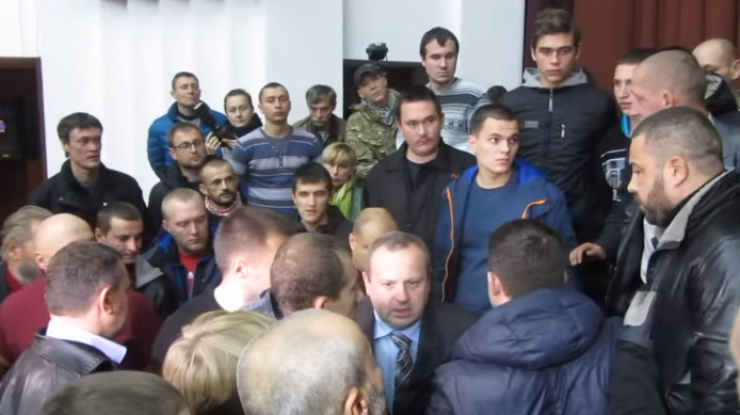 Потасовка у трибуны переросла в драку