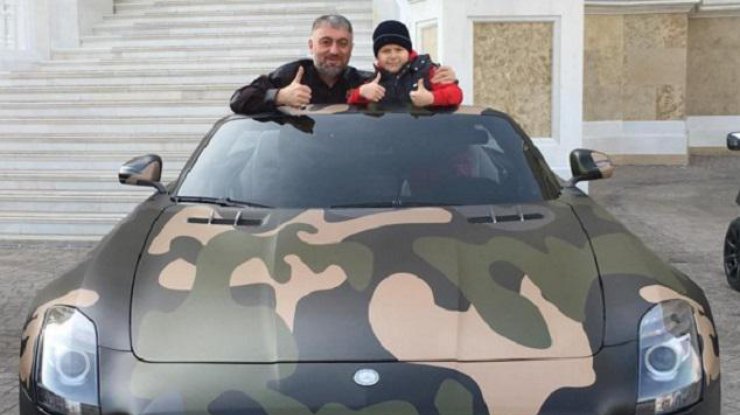 Сыну Рамзана Кадырова подарили автомобиль на 8-летие