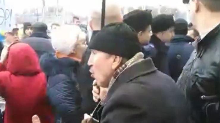 В Днепропетровске подрались сторонники Вилкула и Милобога: кадр из видео