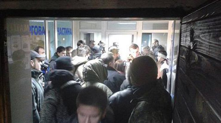 Бойцы штурмовали Подольское отделение полиции в Киеве