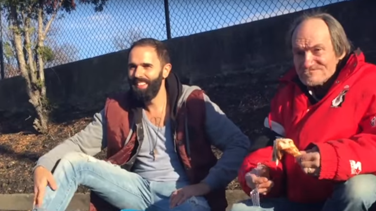 В США на День благодарения удивили трогательной акцией для бездомных. Кадр из видео
