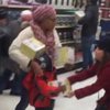 Черная пятница в США: женщина отобрала товар у ребенка (видео)