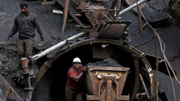 Шахтеры добывают уголь в шахтах