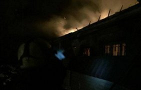 В Донецке от мощных обстрелов и взрывов начались пожары