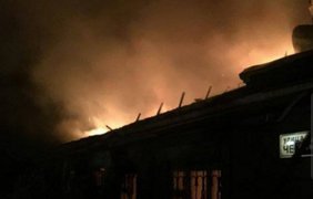 В Донецке от мощных обстрелов и взрывов начались пожары