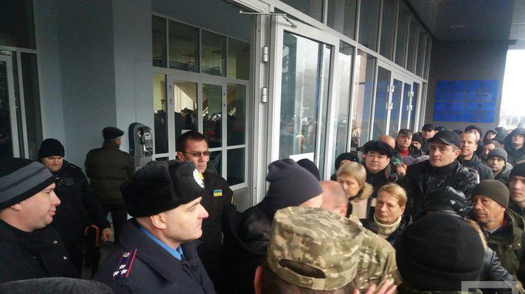 Активисты прорвались в горсовет. Фото: 1tv.kr.ua