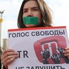 Порошенко негодует из-за издевательств над журналистами в Крыму