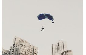 Киевлянин прыгнул с крыши высотки с парашютом. Фотограф Сергей Ристенко