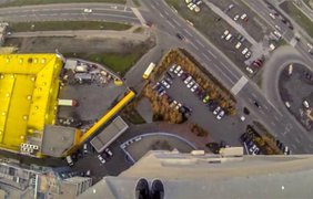 Киевлянин прыгнул с крыши высотки с парашютом. Фотограф Сергей Ристенко