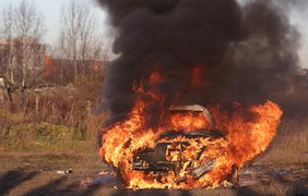 Скандалист Стас Барецкий сжег свой BMW. Фото fontanka.ru