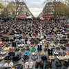 В центр Парижа горожане вынесли тысячи ботинок (фото, видео)