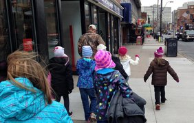 В Канаде дети привязали одежду к столпам, чтобы помочь бездомным. ВКонтакте/fakt1