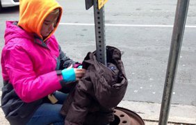 В Канаде дети привязали одежду к столпам, чтобы помочь бездомным. ВКонтакте/fakt1