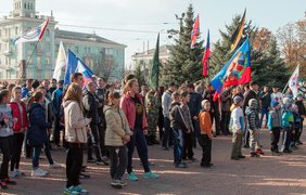 В Луганске детей согнали на День Единства. Фото Николая Сидорова