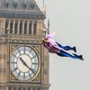 Лондонцев ошеломили летающие люди над городом (видео)