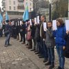Крымские татары окружили посольство России в Киеве (фото)