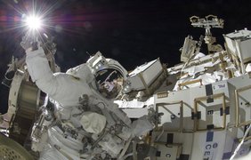 Астронавт НАСА Сунита Уильямс работает в открытом космосе возле МКС, 5 сентября 2012 года