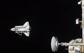 Шаттл "Дискавери" после отстыковки от МКС на высоте более 320 километров над Землей, 9 марта 2011 года