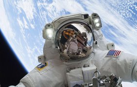 Астронавт Майк Хопкинс во время выхода в открытый космос, 24 декабря 2013 года