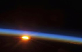 Солнце восходит над южной частью Тихого океана на снимке, сделанном с борта МКС 9 мая 2013 года