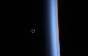 Месяц в атмосфере Земли на снимке, сделанном астронавтом Японского агентства аэрокосмических исследований Коити Вакатой с борта МКС 1 февраля 2014 года