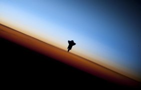 Силуэт шаттла "Индевор" на фоне лимба Земли перед состыковкой с МКС, 9 февраля 2010 года