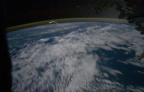 Шаттл "Атлантис" возвращается на Землю. Снимок был сделан с борта МКС 21 июля 2011 года. На заднем плане виднеется свечение атмосферы Земли