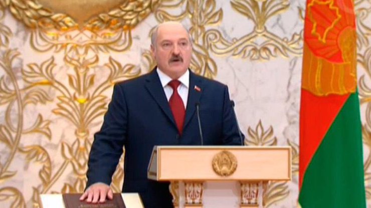 Лукашенко присягнул на Конституции Беларуси. Фото Твиттер/@belpartisan