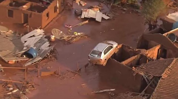 В бразильском штате Минас-Жерайс в результате обрушения дамбы погибли 16 человек.