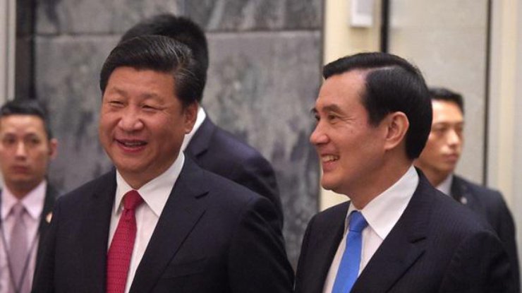 Перед началом встречи Си Цзиньпин и Ма Инцзю обменялись рукопожатием и улыбнулись друг другу